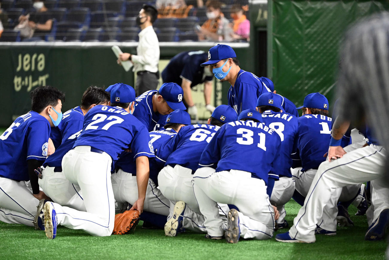 巨人対中日　試合前に円陣で声だしする中日福田（撮影・たえ見朱実）
