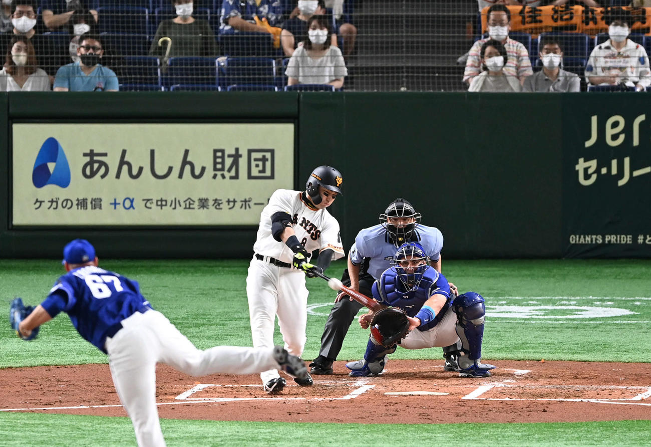 巨人対中日　1回裏巨人無死一、二塁、丸は右越え3点本塁打を放つ。投手ロドリゲス（撮影・山崎安昭）