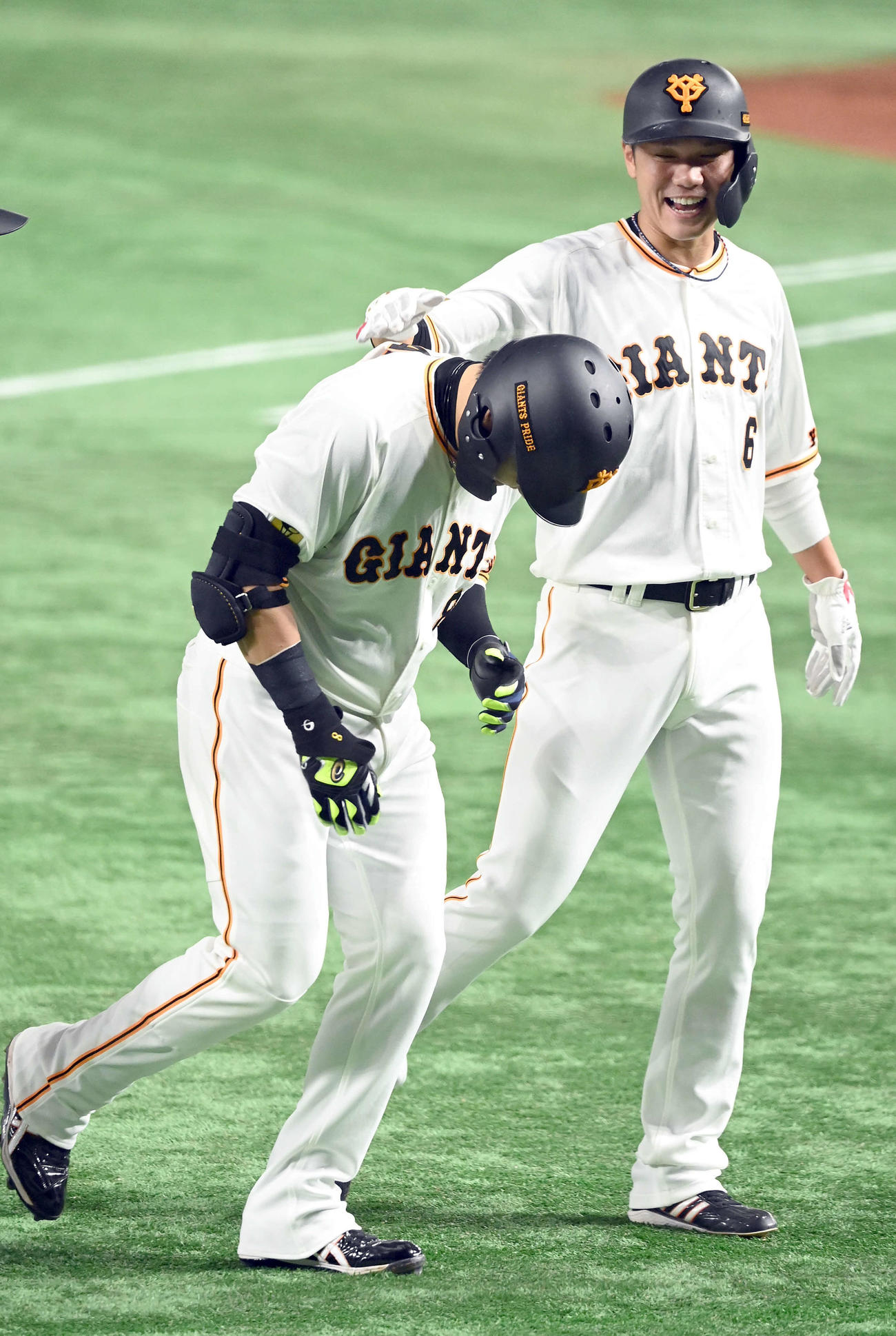 巨人対中日　1回裏巨人一、二塁、先制の3点本塁打を放った丸を迎える坂本（撮影・たえ見朱実）
