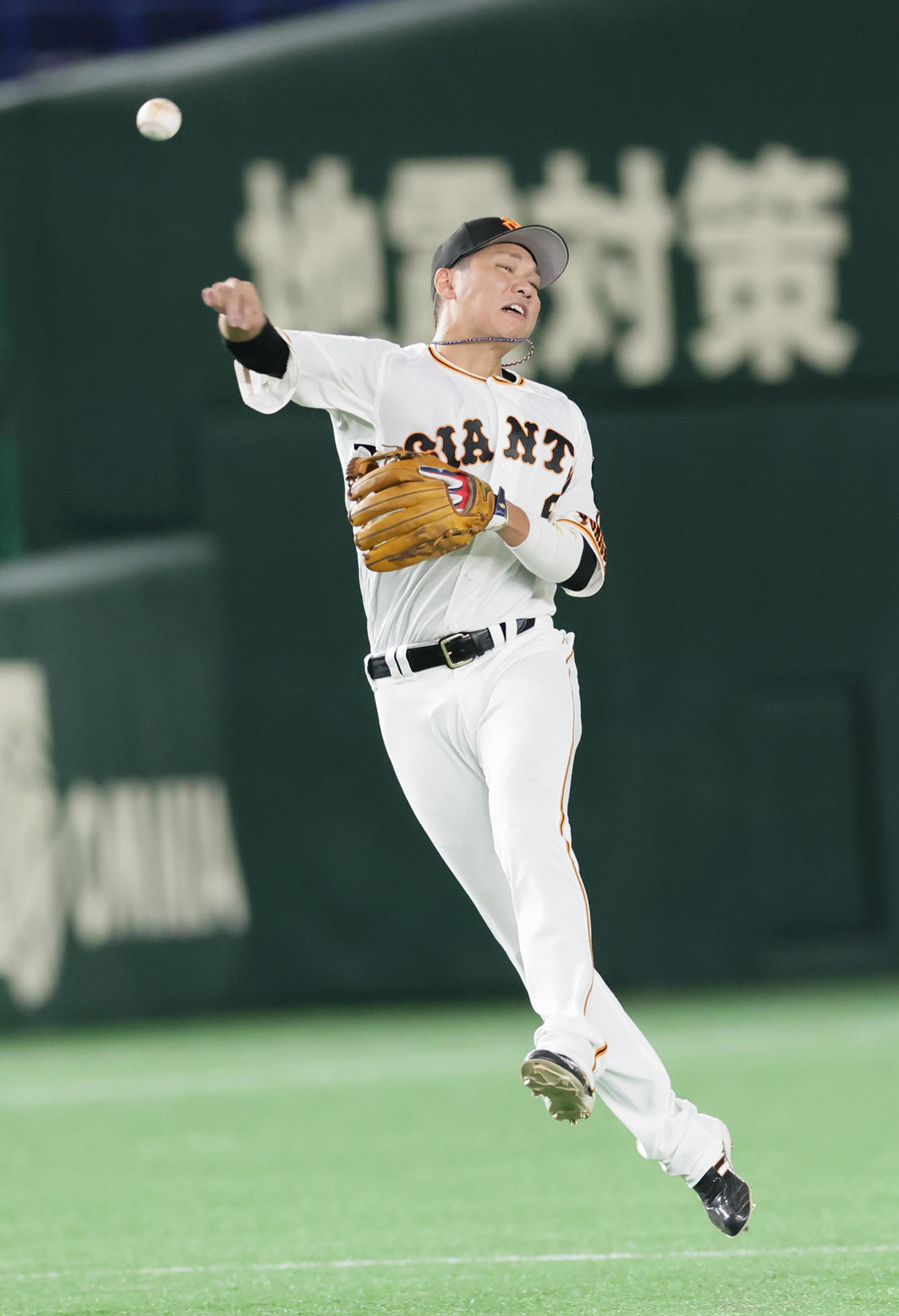 巨人対中日　5回表中日無死、京田の打球に好守備を見せる遊撃手坂本（撮影・足立雅史）