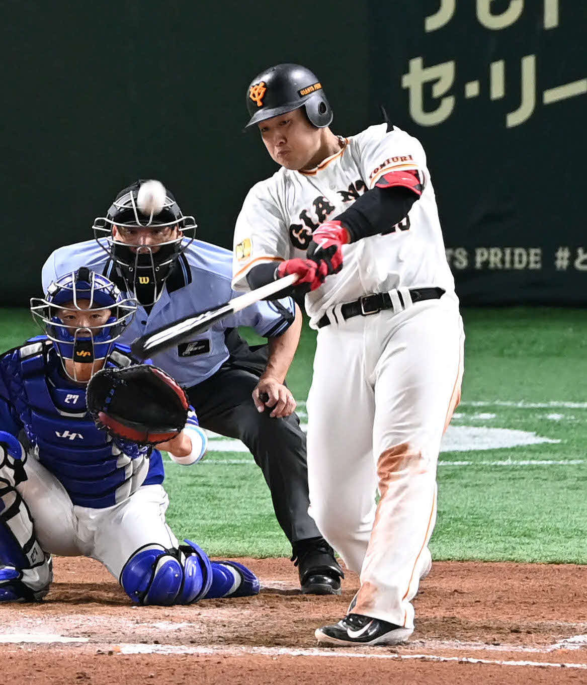 巨人対中日　8回裏巨人無死、岡本和は左越えソロ本塁打を放つ。投手三ツ間（撮影・山崎安昭）