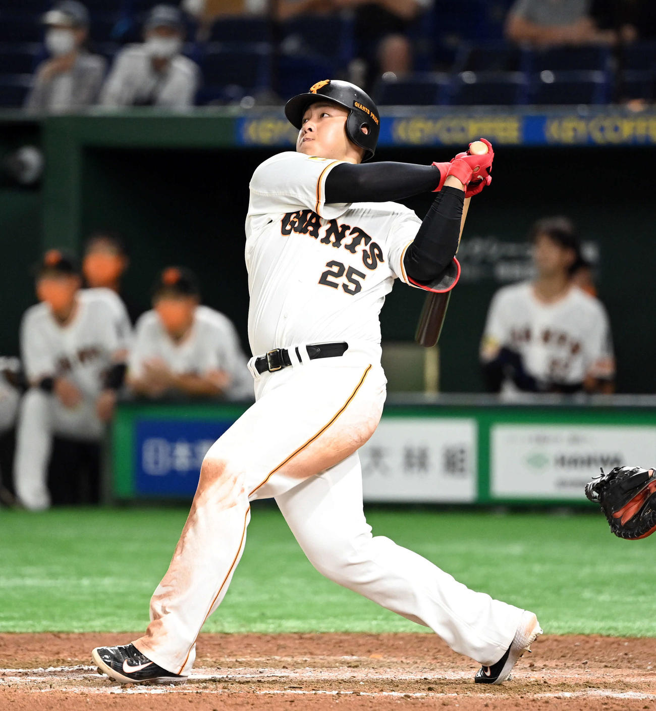 巨人対中日　8回裏巨人無死、左越えに28号ソロ本塁打を放つ岡本和（撮影・たえ見朱実）