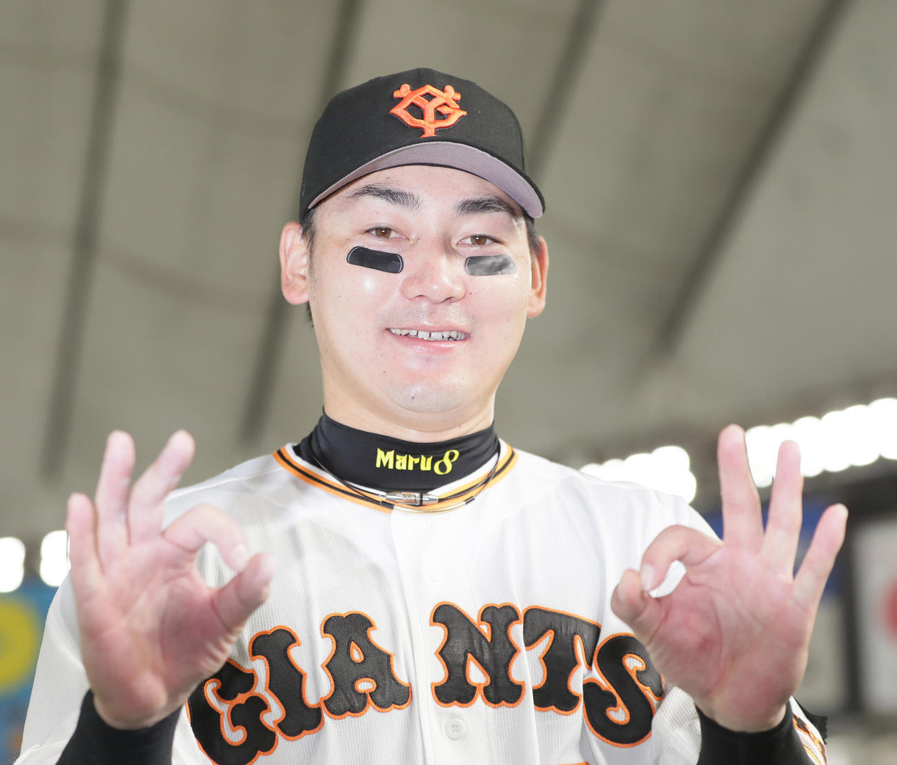 巨人対中日　2本塁打の活躍を見せた巨人丸は「二重丸」ポーズを決める（撮影・足立雅史）