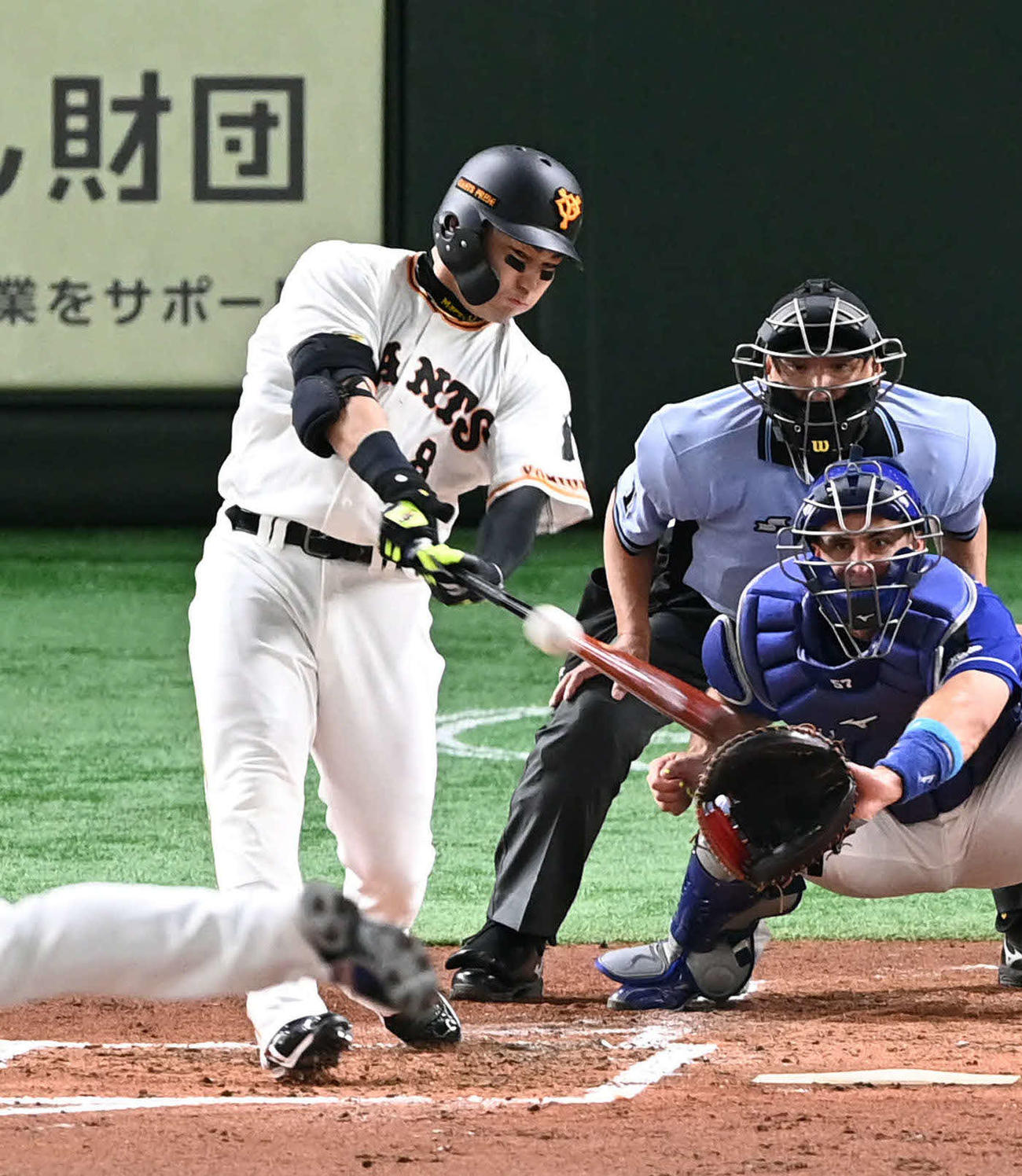 巨人対中日　1回裏巨人無死一、二塁、丸は右越え3点本塁打を放つ。投手ロドリゲス（撮影・山崎安昭）