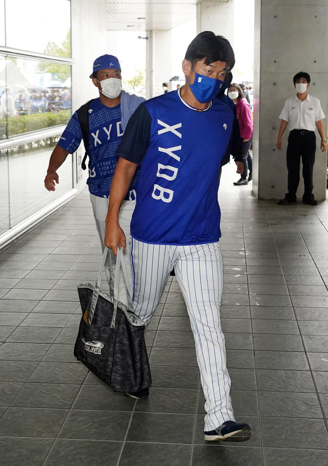 DeNA対ヤクルト　雨天中止となり球場を後にするDeNA三浦監督（代表撮影）