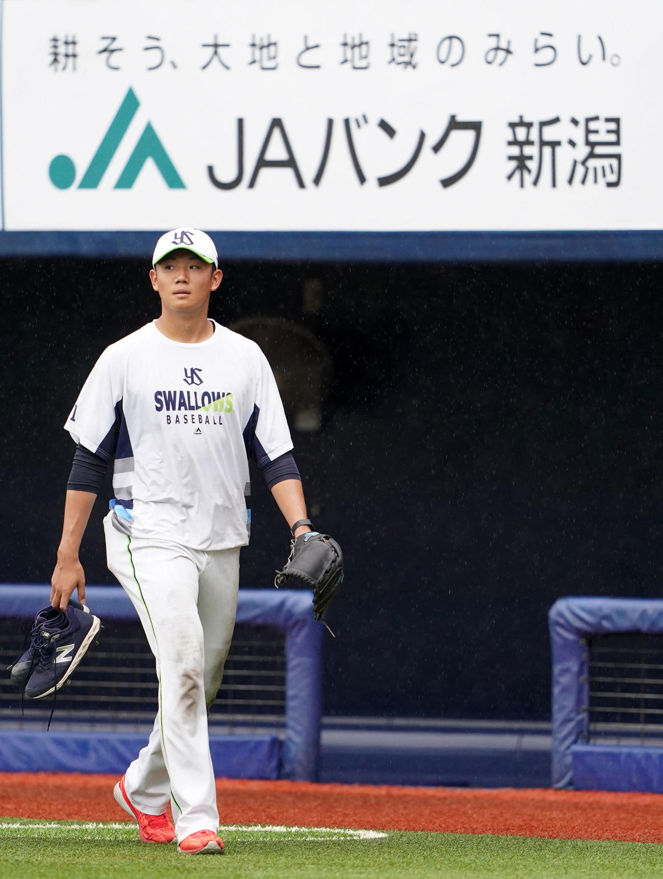DeNA対ヤクルト　室内での練習を終え引き揚げるヤクルト奥川（撮影・横山健太）