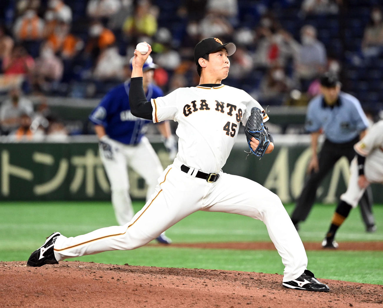 巨人対中日　9回からマウンドに上がった巨人畠（撮影・たえ見朱実）