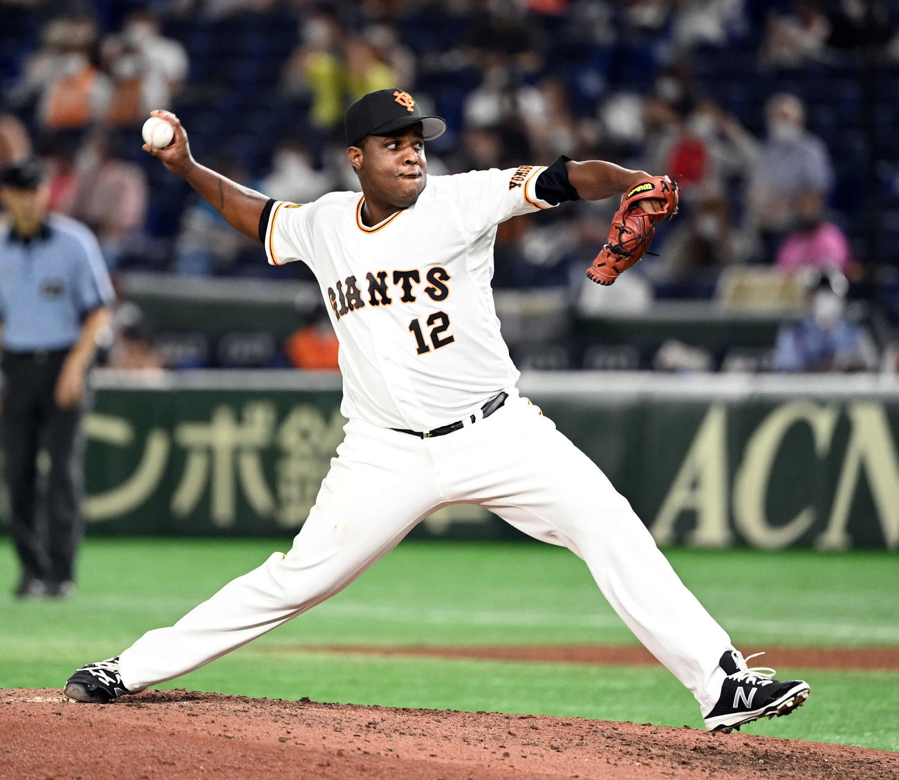 巨人対中日　8回からマウンドに上がった巨人デラロサ（撮影・たえ見朱実）
