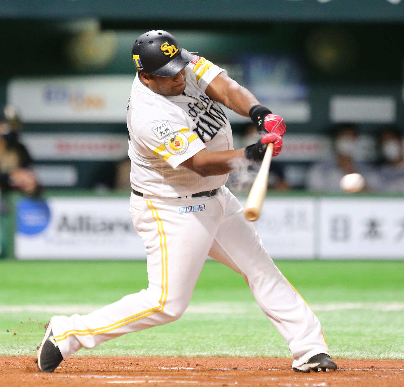 ソフトバンク対日本ハム　4回裏ソフトバンク2死三塁、デスパイネは先制の左前適時打を放つ（撮影・屋方直哉）