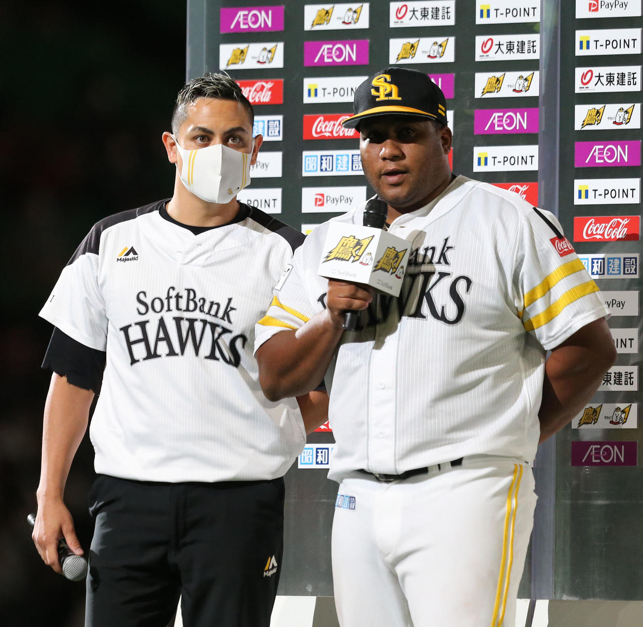 ソフトバンク対日本ハム　ヒーローインタビューを受けるデスパイネ（撮影・屋方直哉）