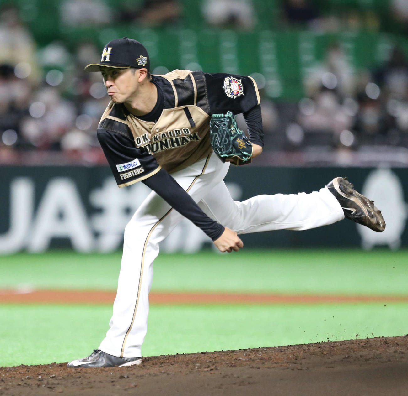 ソフトバンク対日本ハム　力投する日本ハム先発の上沢（撮影・屋方直哉）