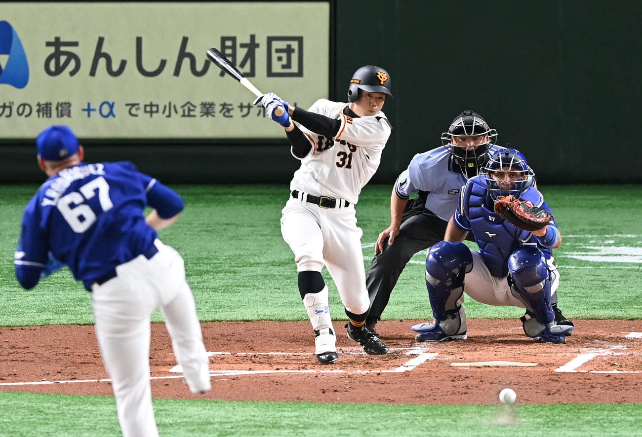 巨人対中日　1回裏巨人無死、松原は中前打を放つ。投手ロドリゲス（撮影・山崎安昭）