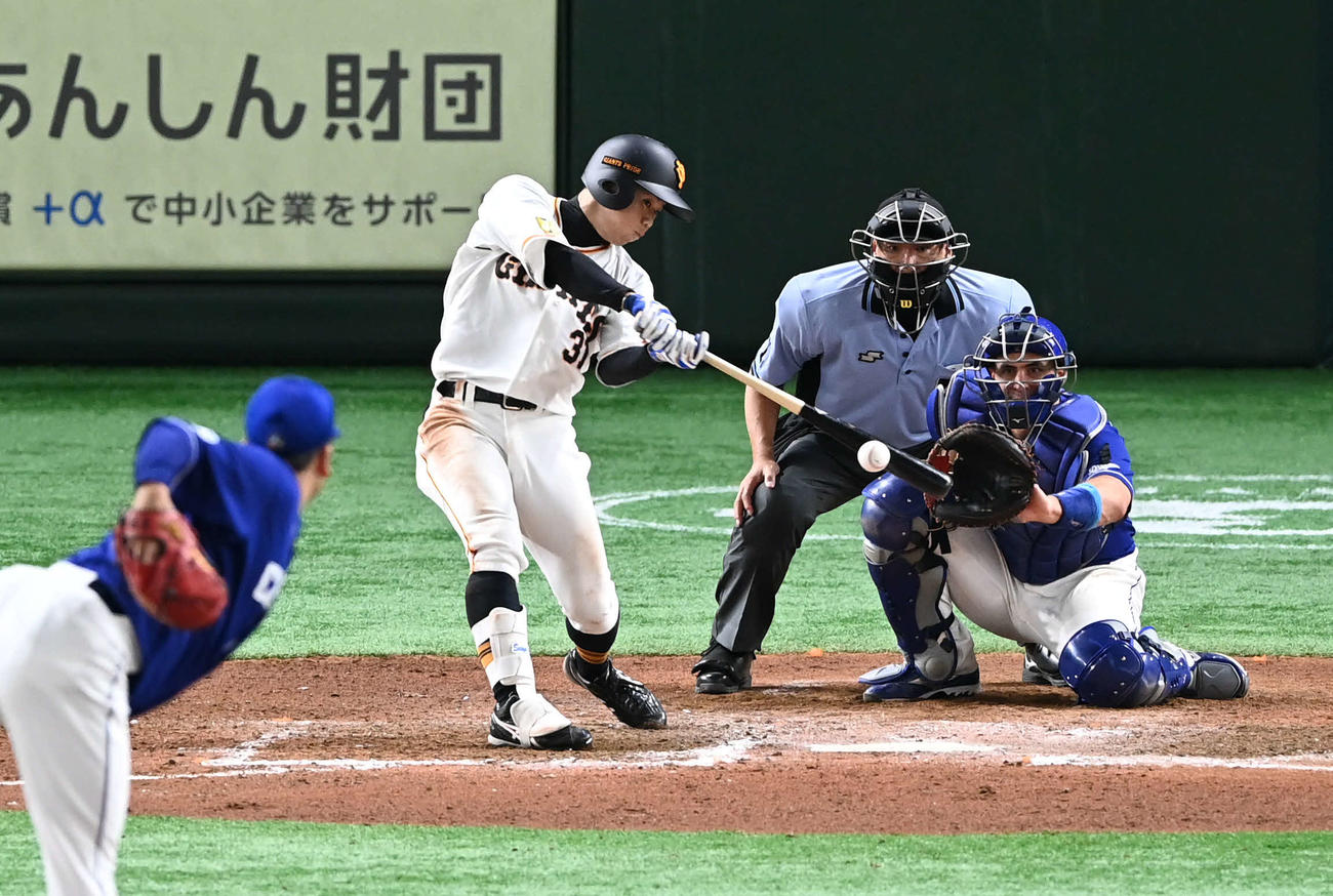 巨人対中日　7回裏巨人無死、松原は右前打を放つ。投手福（撮影・山崎安昭）