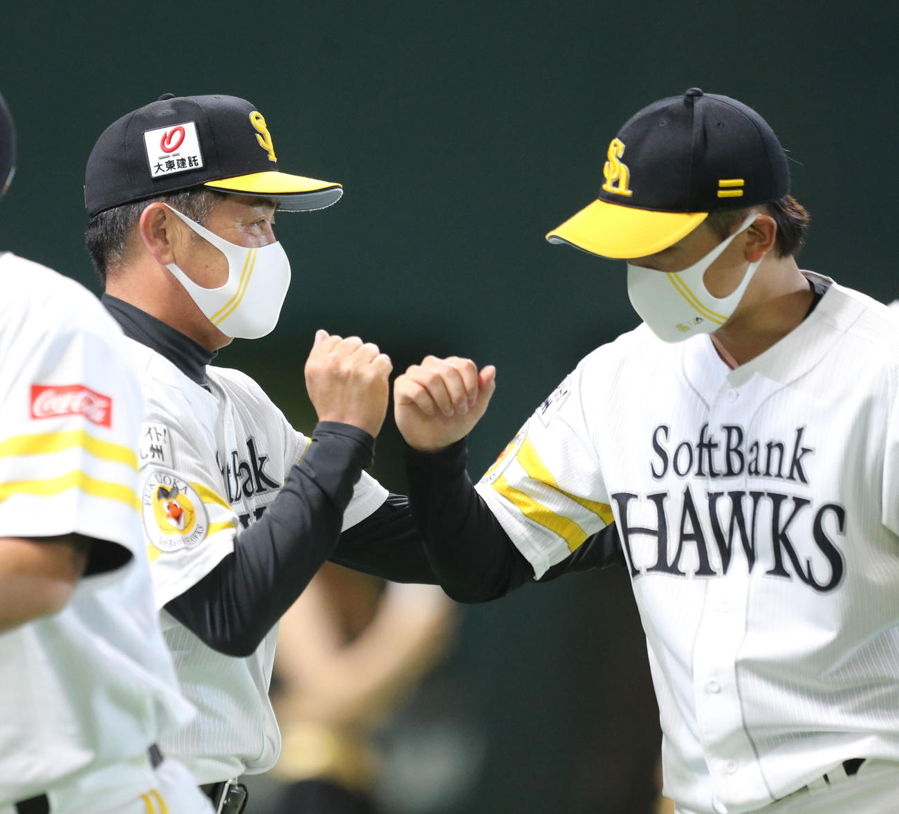 ソフトバンク対日本ハム　日本ハムに勝利し東浜（右）とグータッチをする工藤監督（撮影・屋方直哉）