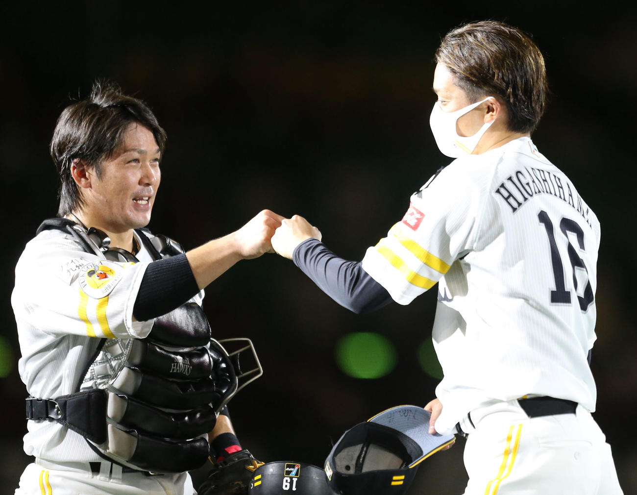 ソフトバンク対日本ハム　日本ハムに勝利しグータッチをする甲斐（左）と東浜（右）（撮影・屋方直哉）