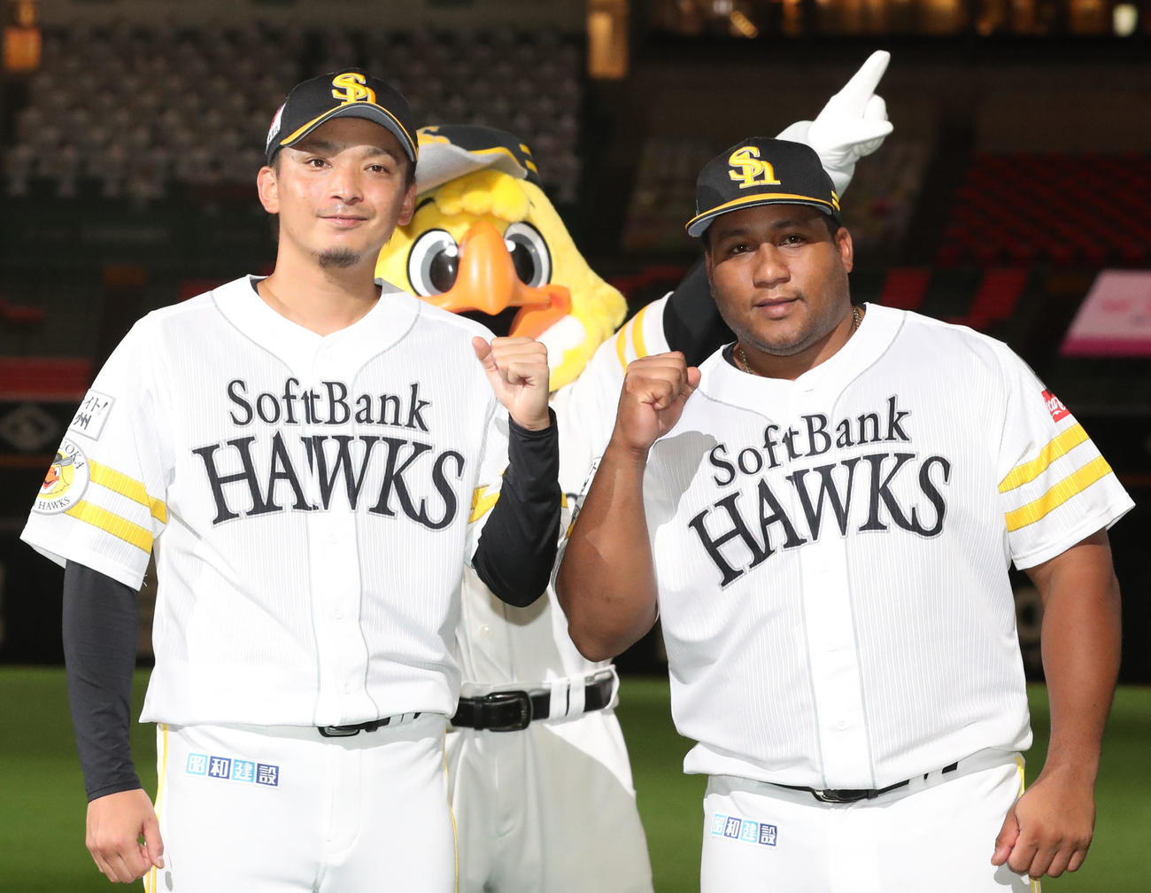 ソフトバンク対日本ハム　ガッツポーズをする東浜（左）とデスパイネ（撮影・屋方直哉）