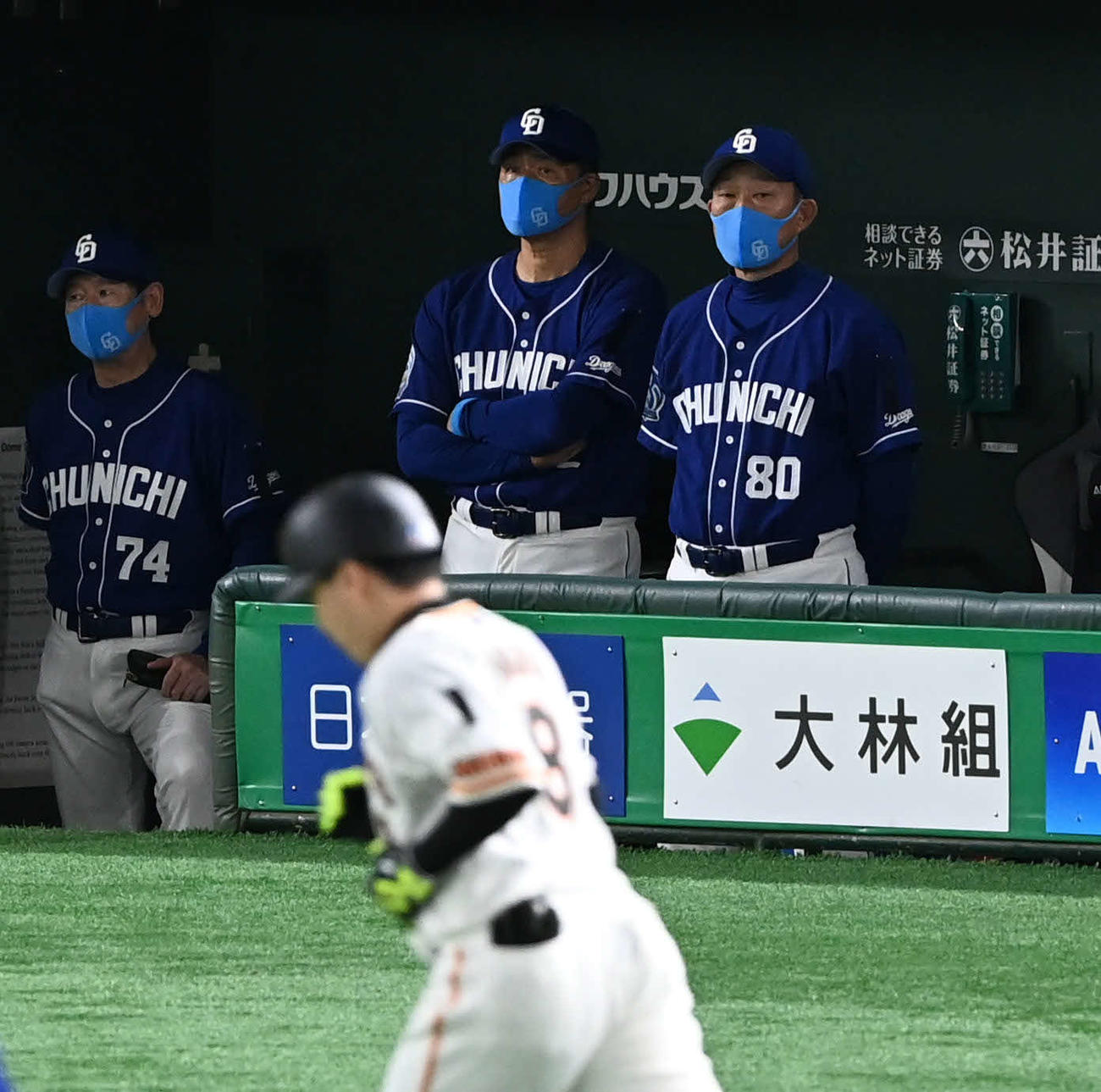 巨人対中日　6回裏巨人無死、与田監督（中央）はソロ本塁打を放った丸（手前）を見つめる（撮影・山崎安昭）