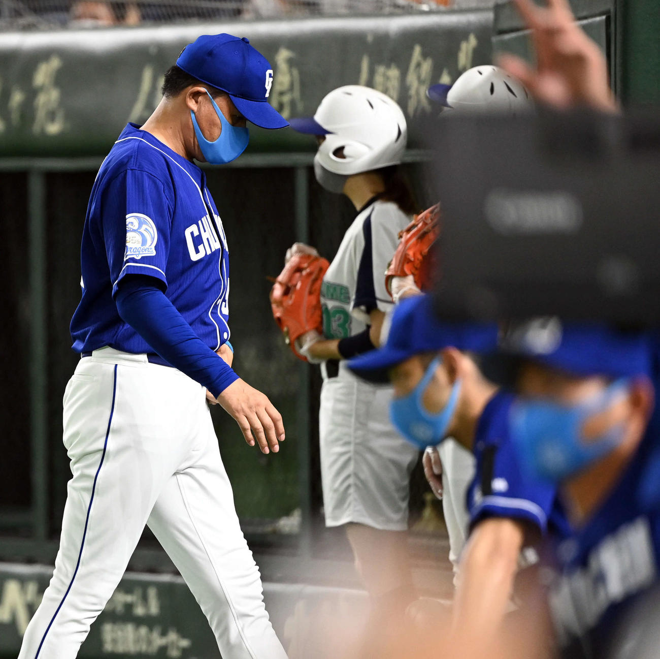巨人対中日　6回裏巨人無死一塁、ウィーラーに死球を与えたロドリゲスの交代を告げ、ベンチに下がる与田監督（撮影・たえ見朱実）