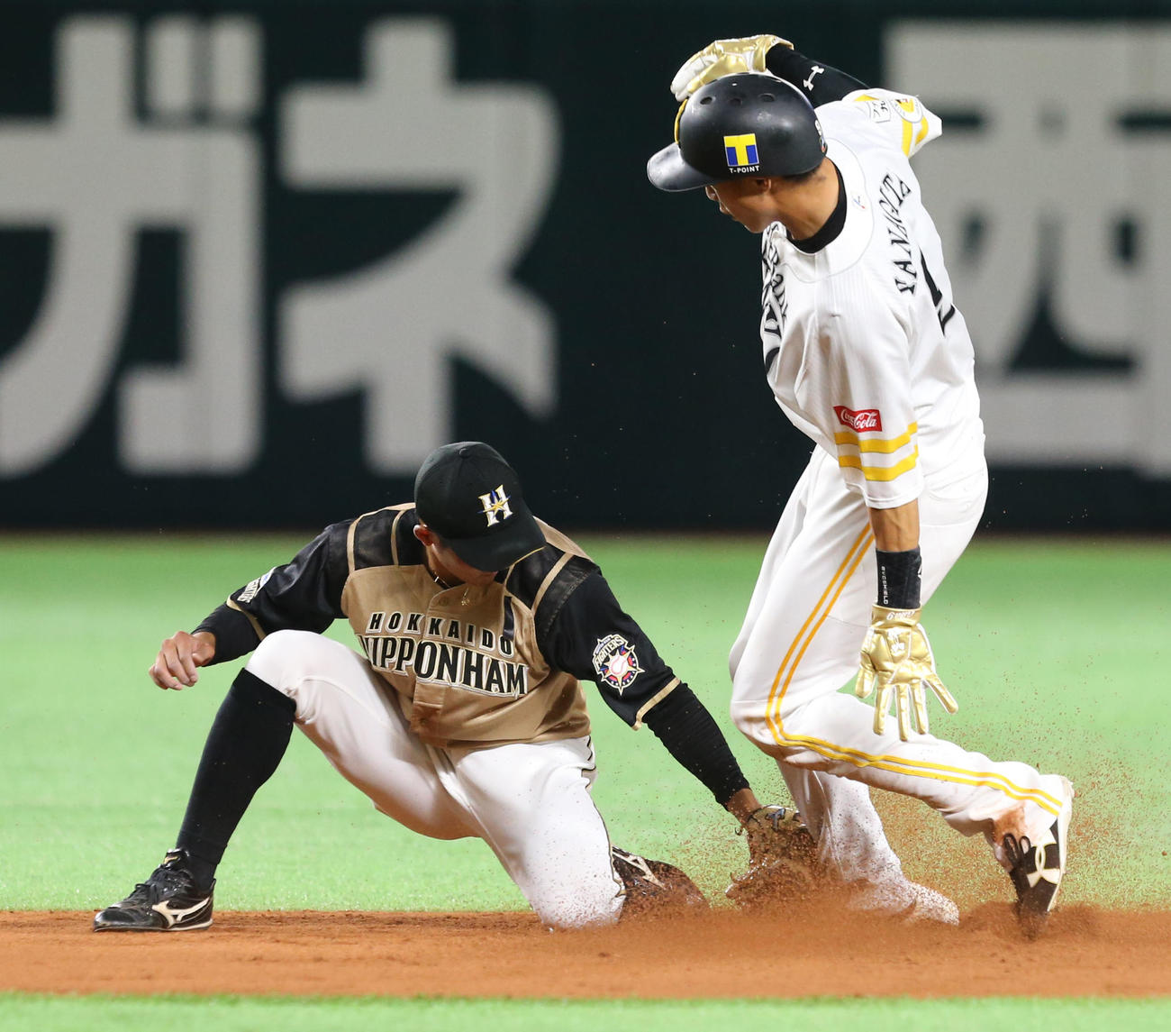 ソフトバンク対日本ハム　8回裏ソフトバンク2死一塁、柳田は打者・栗原のとき二盗を決める（撮影・屋方直哉）