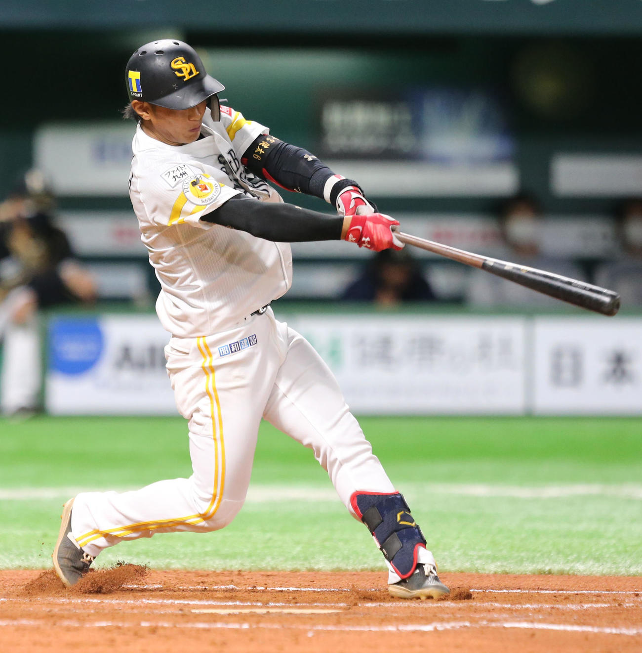 ソフトバンク対日本ハム　7回裏ソフトバンク2死二塁、今宮は中堅へ適時二塁打を放つ（撮影・屋方直哉）