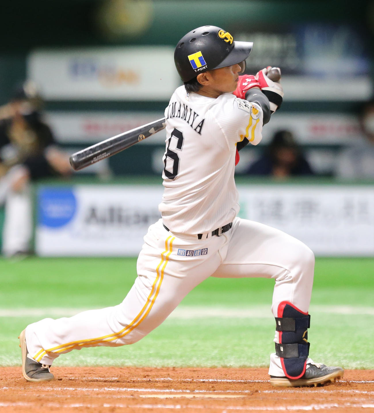 ソフトバンク対日本ハム　7回裏ソフトバンク2死二塁、今宮は左中間へ適時二塁打を放つ（撮影・屋方直哉）
