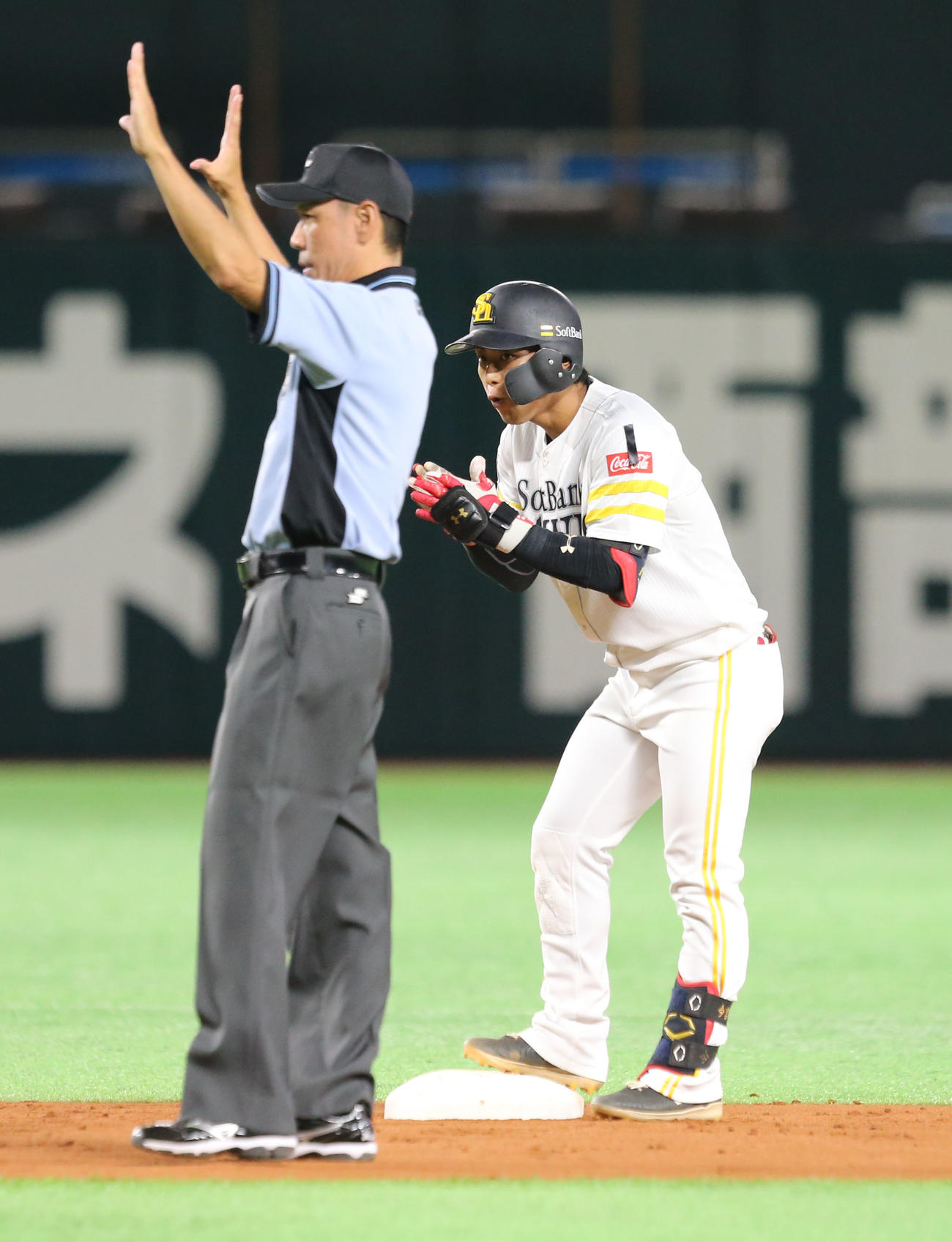 ソフトバンク対日本ハム　7回裏ソフトバンク2死二塁、今宮は中堅へ適時二塁打を放ち手をたたく（撮影・屋方直哉）