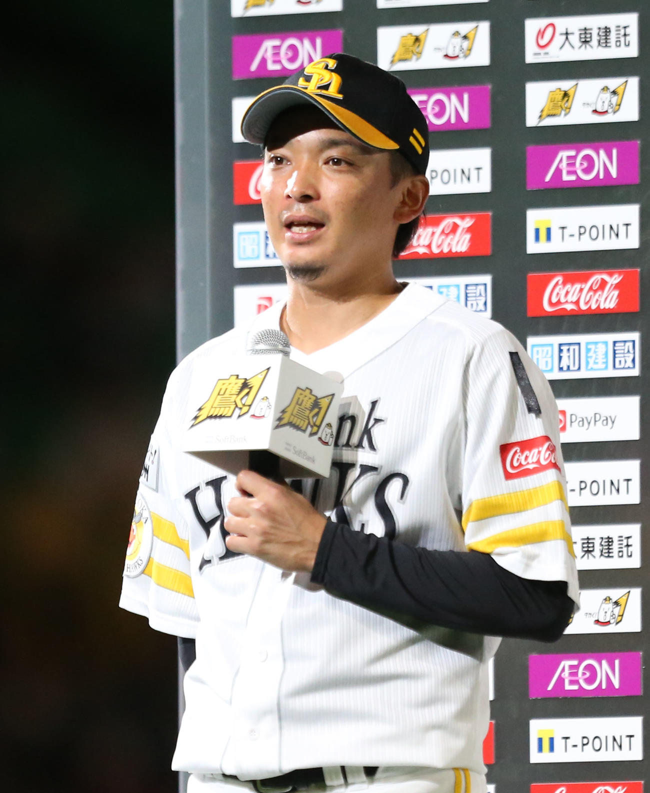 ソフトバンク対日本ハム　ヒーローインタビューを受ける東浜（撮影・屋方直哉）