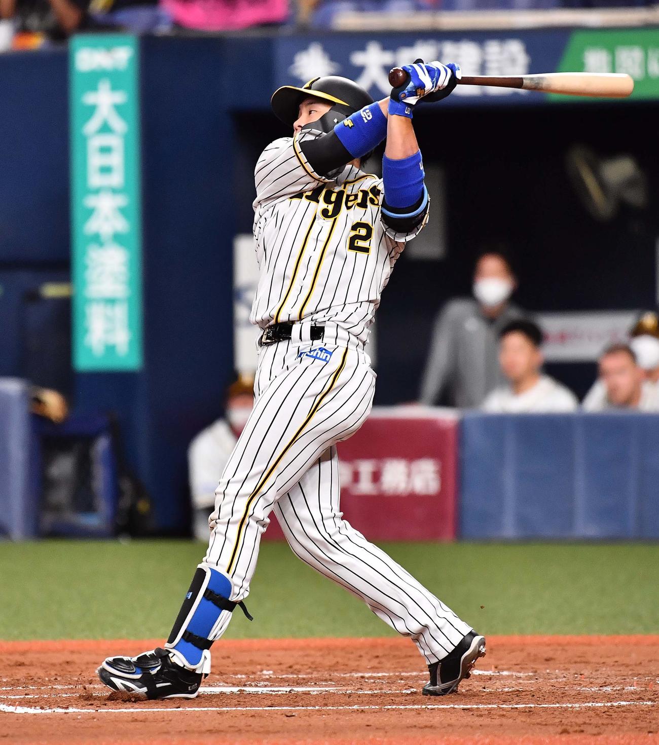 阪神対広島　2回裏阪神無死一、二塁、右前に同点適時打を放つ梅野（撮影・上田博志）