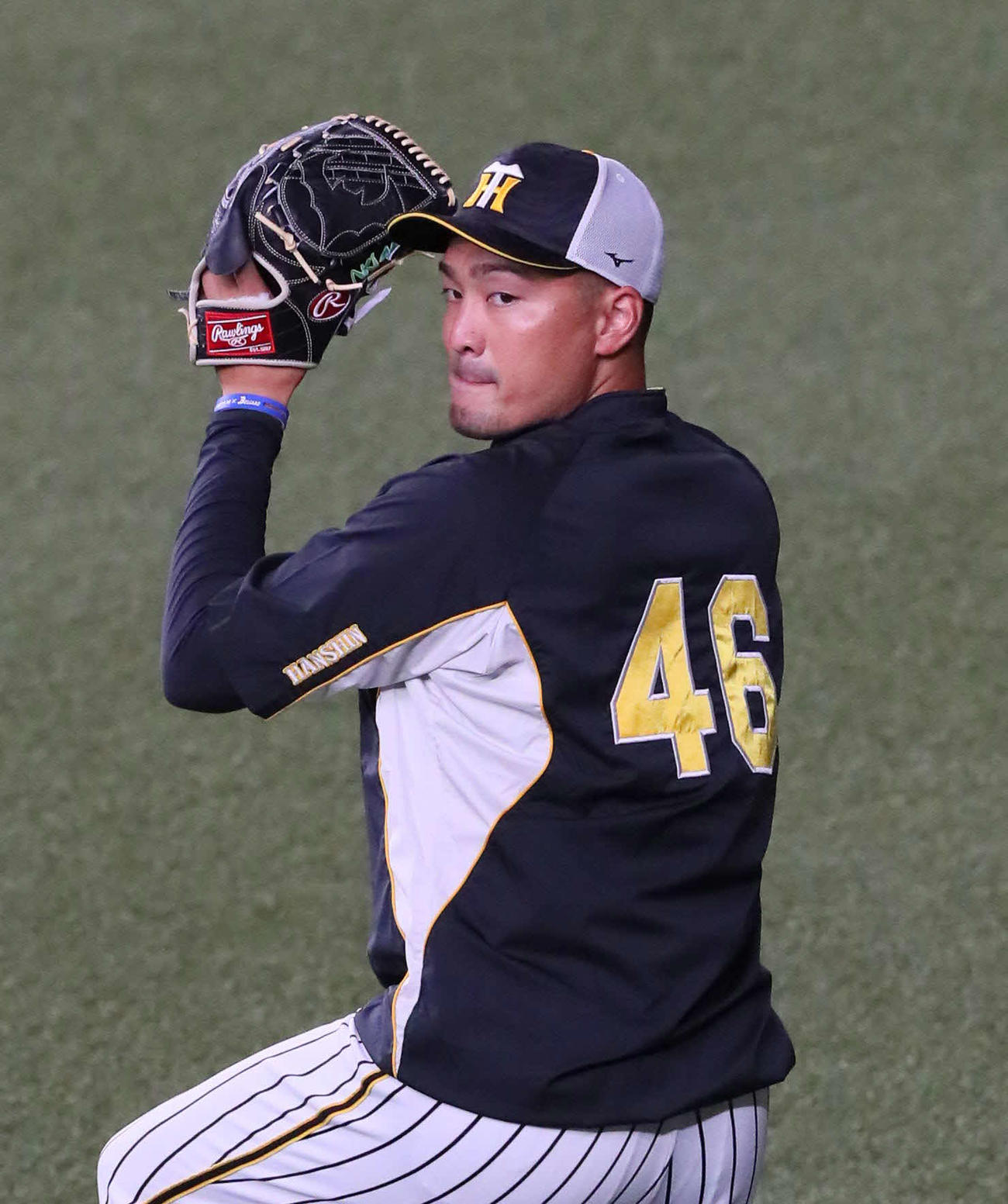 阪神対広島　キャッチボールする秋山（撮影・宮崎幸一）