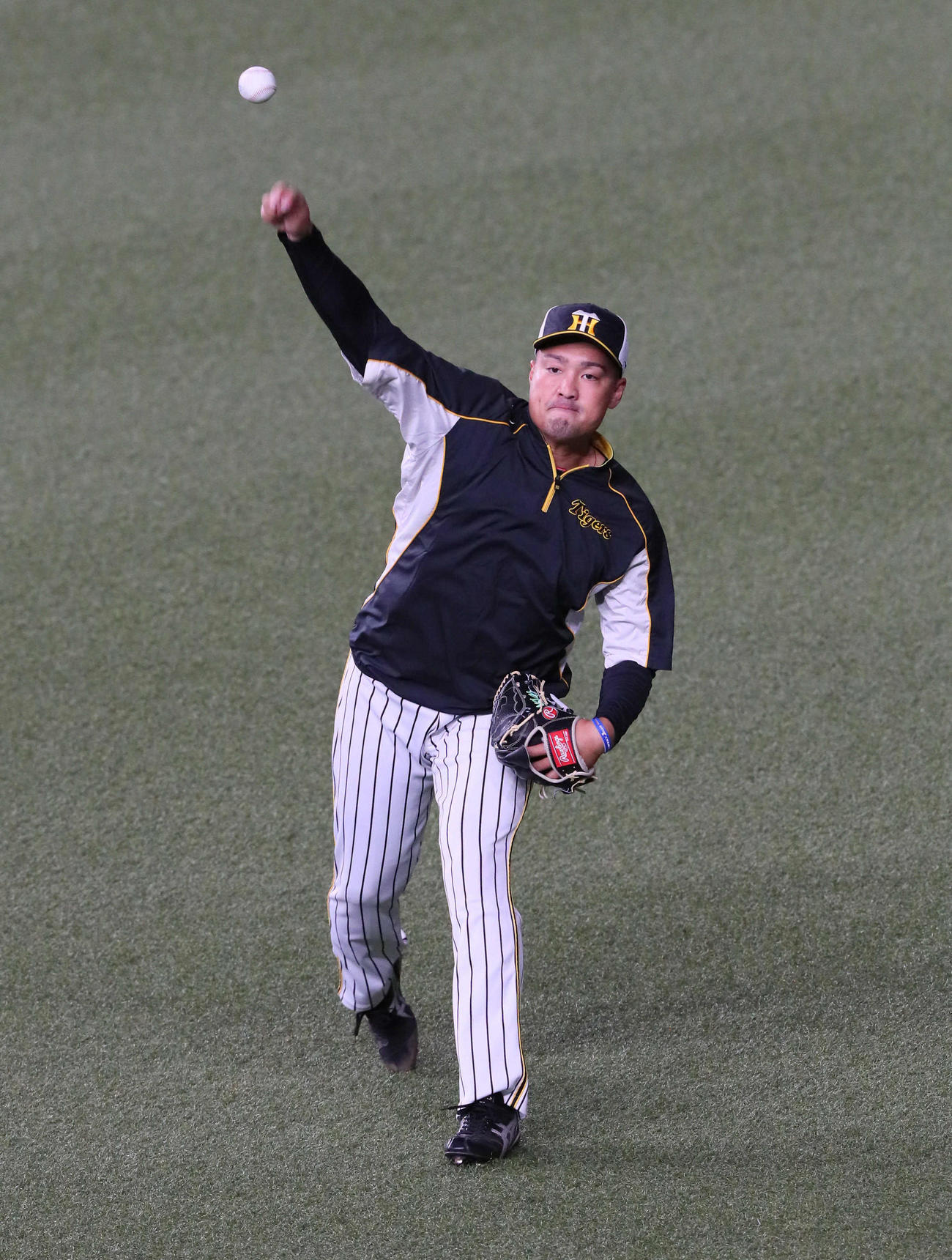 阪神対広島　キャッチボールする秋山（撮影・宮崎幸一）