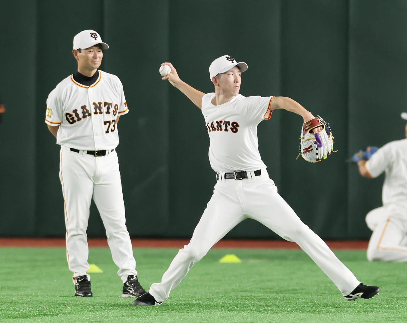巨人桑田投手チーフコーチ補佐（左）が見つめる中、キャッチボールで調整する戸郷（2021年8月14日撮影）