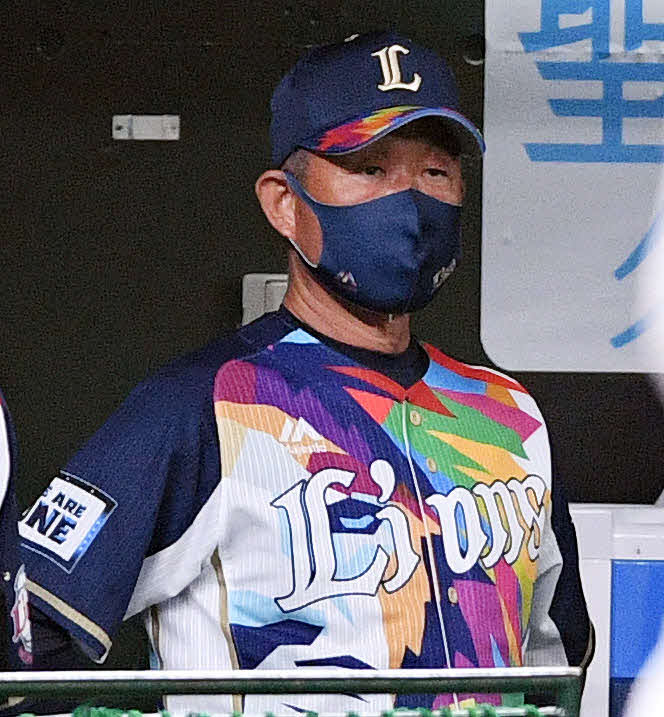 西武対楽天　戦況を見つめる西武辻監督（撮影・滝沢徹郎）