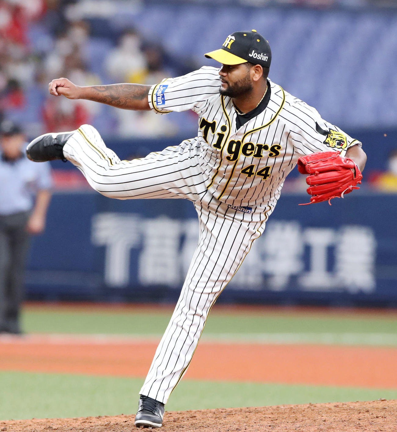 阪神対広島　8回表、阪神3番手で登板するアルカンタラ（撮影・加藤哉）
