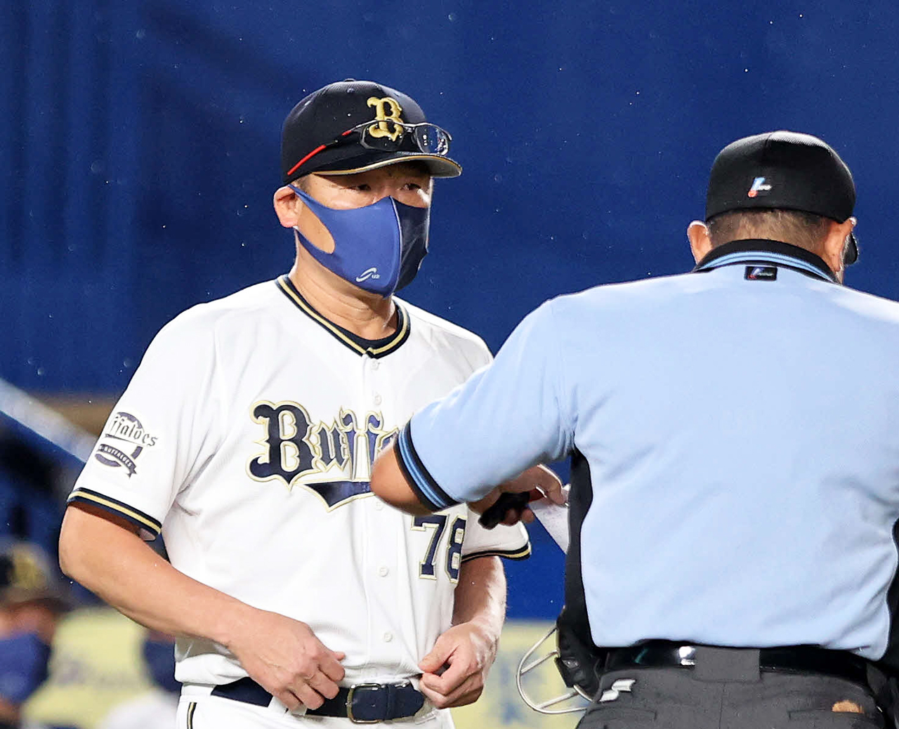 6回裏、投手交代を告げるオリックス中嶋監督（撮影・鈴木正人）