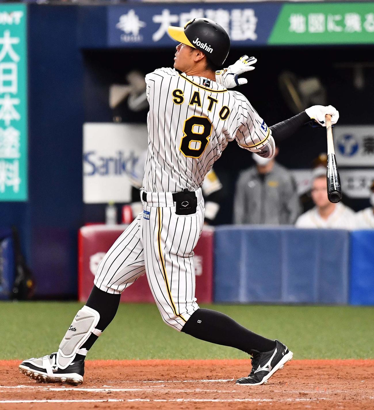 阪神対広島　8回裏阪神2死、右中間へ二塁打を放つ佐藤輝（撮影・上田博志）