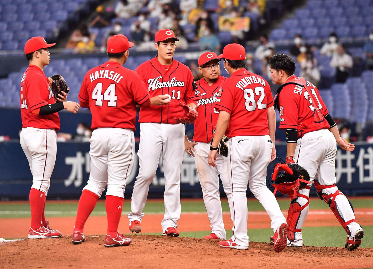 4回、マウンドに集まる広島ナイン（撮影・上田博志）