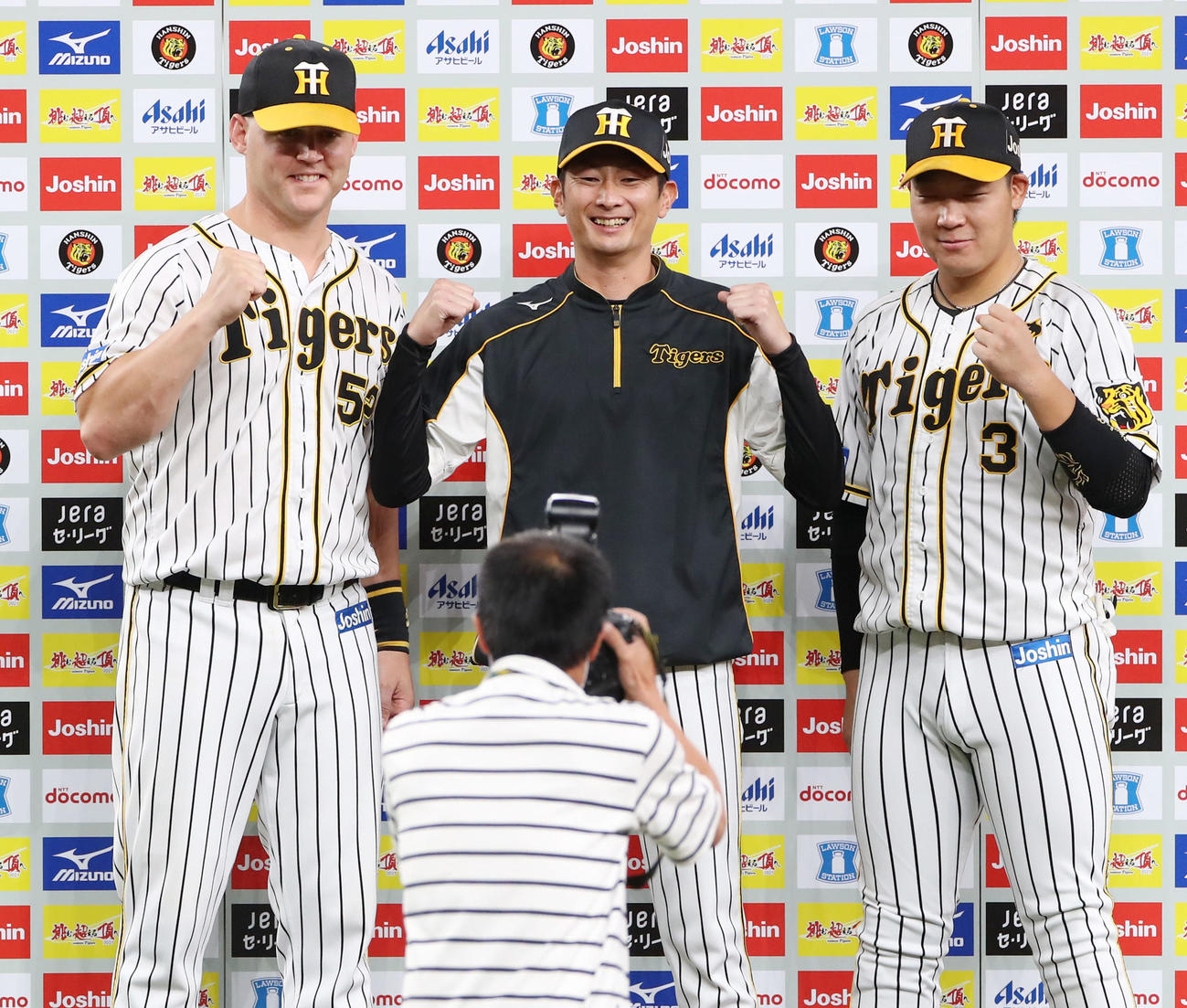 阪神対広島　サンズ（左）、大山（右）と並んでお立ち台で笑顔を見せる二保（撮影・加藤哉）