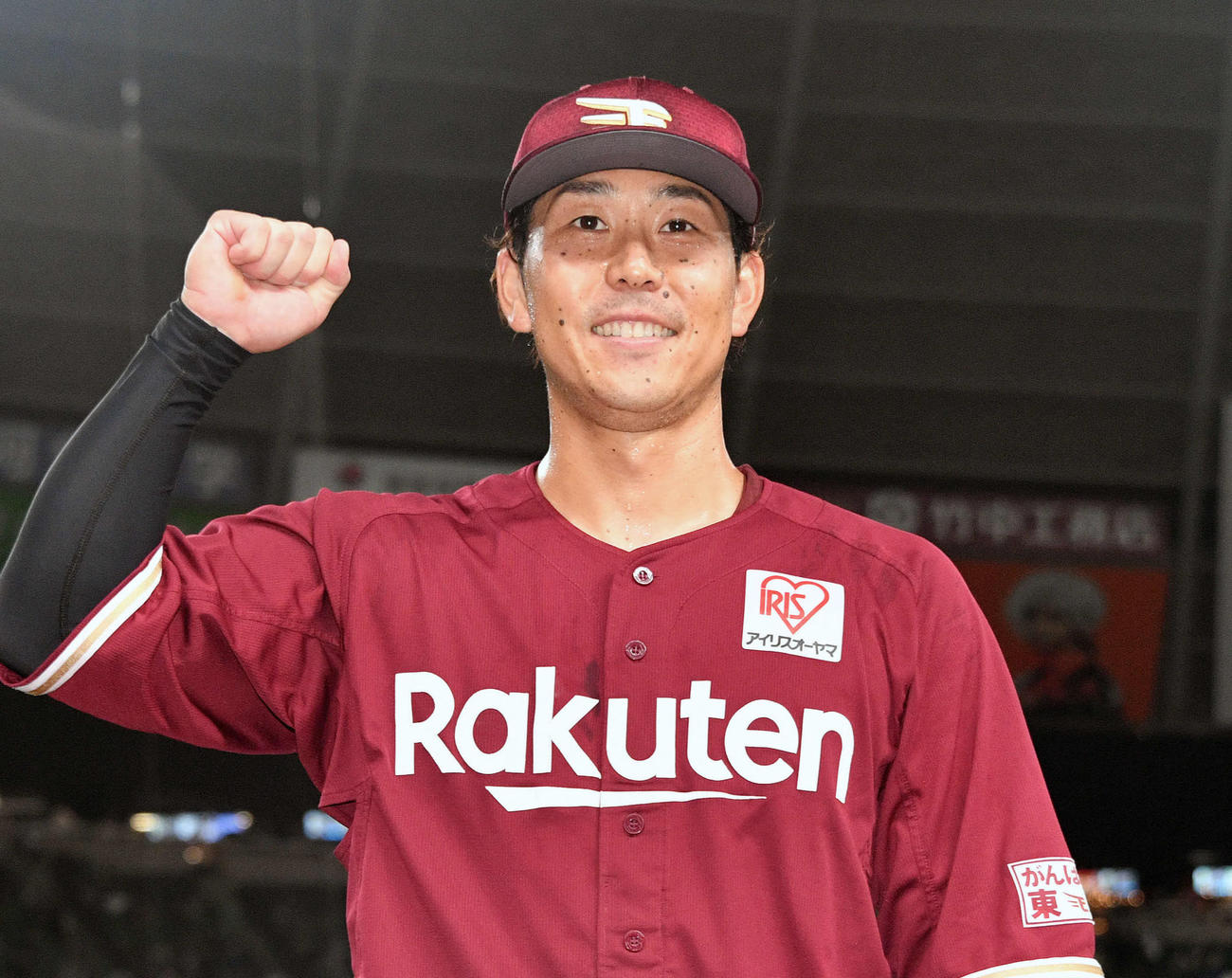 ヒーローインタビューを終えポーズを決める楽天鈴木大（撮影・滝沢徹郎）