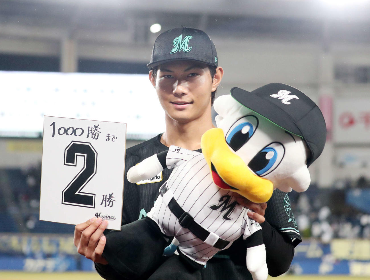 ロッテ対オリックス　マリンスタジアム1000勝まであと2勝のボードを手に写真に納まるロッテ藤原（撮影・鈴木正人）