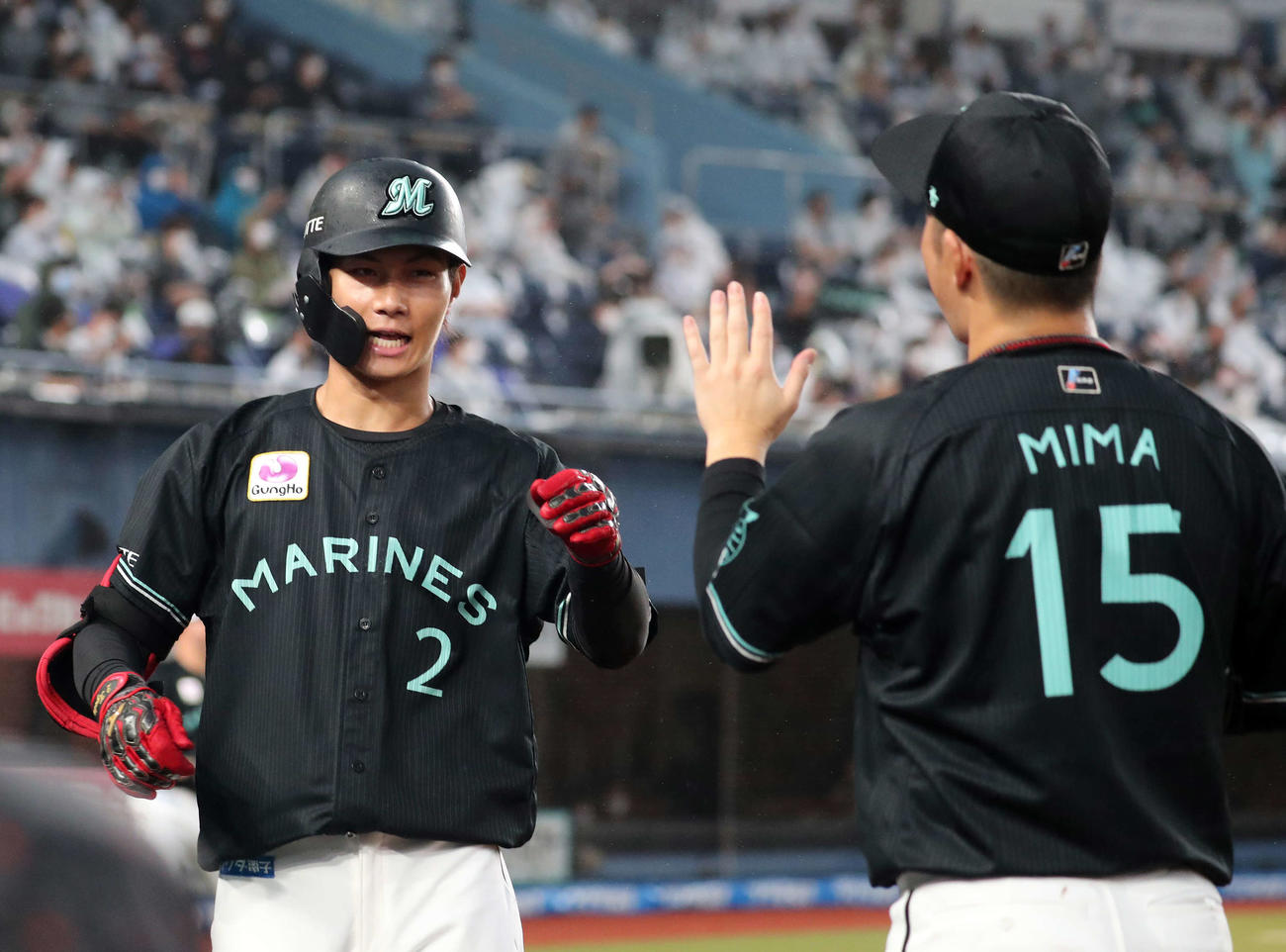 ロッテ対オリックス　2回裏ロッテ2死二塁、藤原（左）は右越え本塁打を放ち美馬とエアタッチ（撮影・鈴木正人）