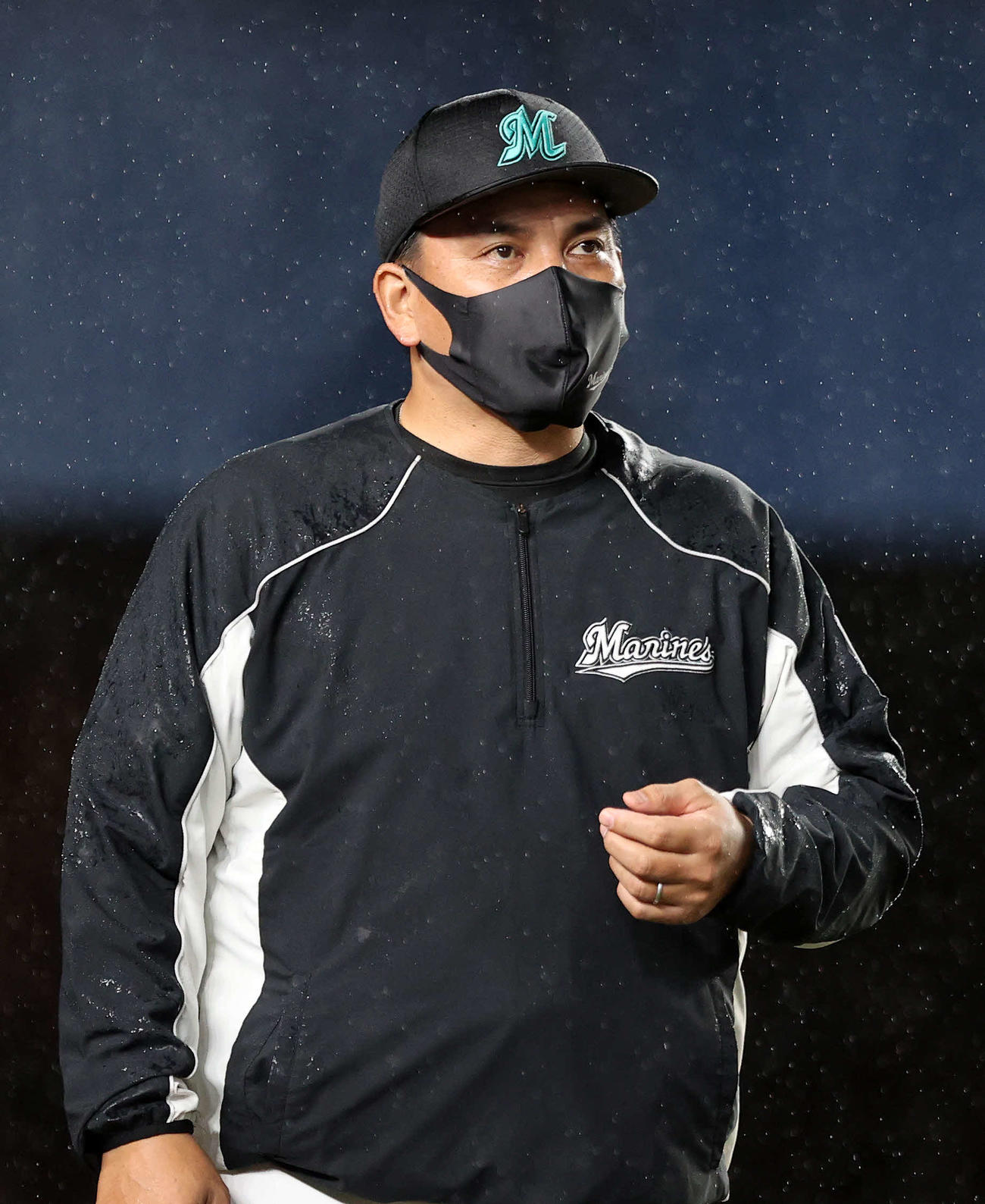 ロッテ対オリックス　8回表、投手交代を告げるロッテ井口監督（撮影・鈴木正人）