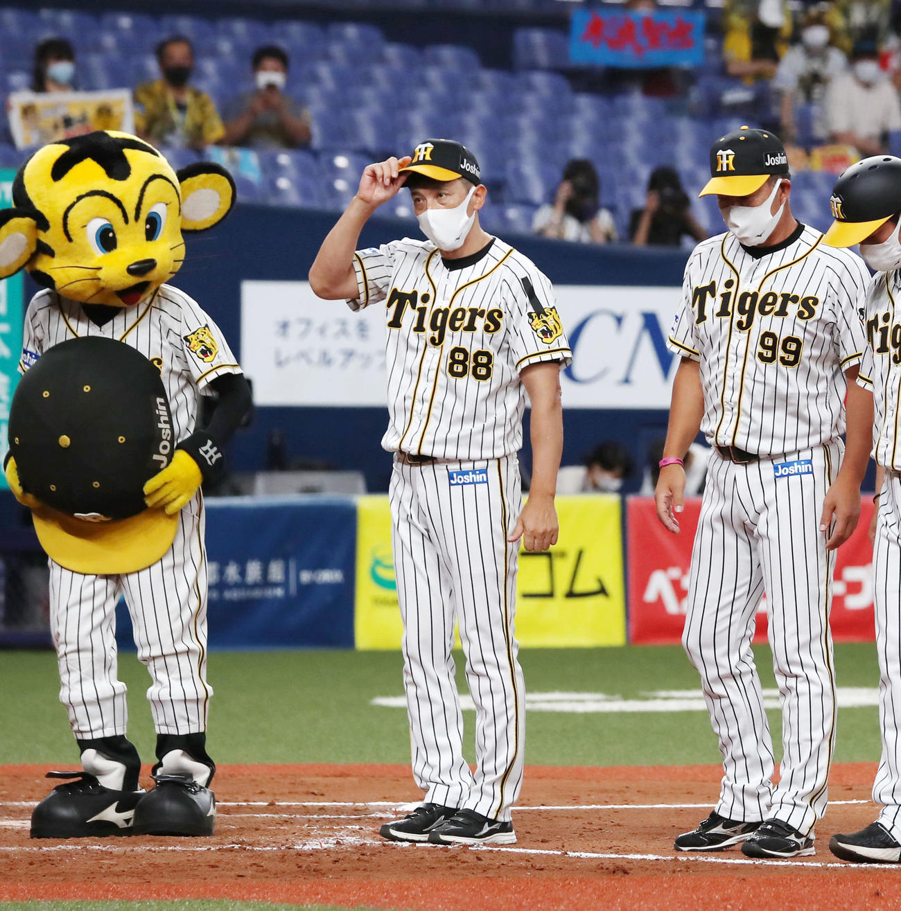 阪神対広島　広島に勝利しスタンドへ一礼する矢野監督（撮影・加藤哉）
