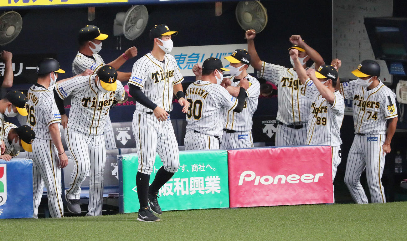 阪神対広島　首位キープを祝う矢野監督（中央）ら（撮影・宮崎幸一）