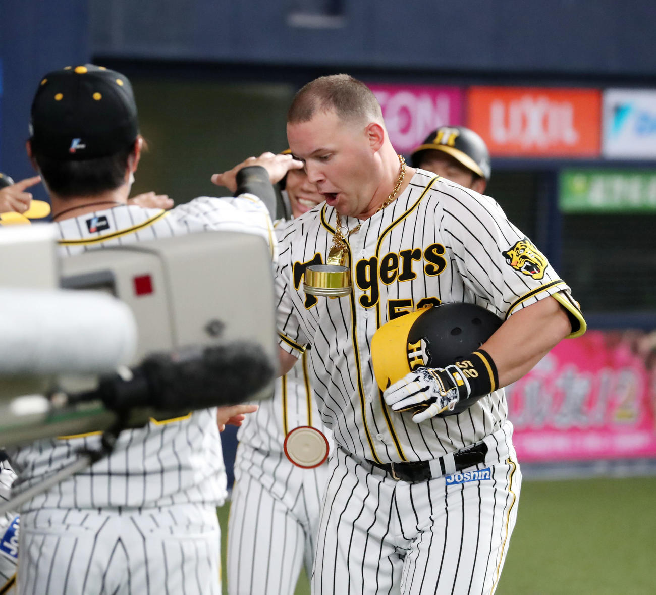 阪神対広島　4回裏阪神2死一、二塁、サンズは本塁打を放ちメダルを貰うもハッピーハンズの激しい動きにふたが取れる（撮影・加藤哉）