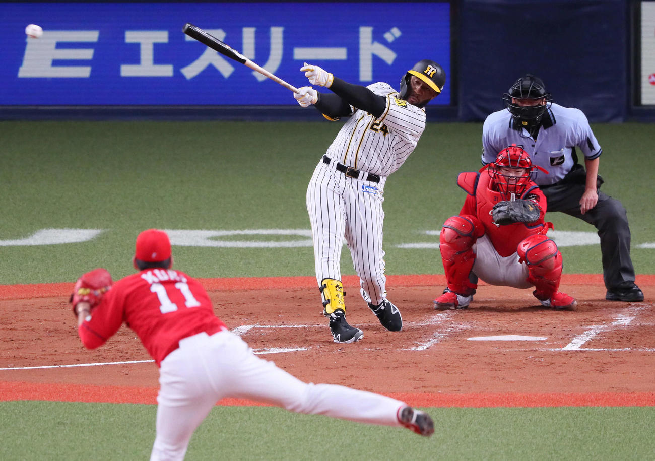 阪神対広島　2回裏阪神無死、ロハスは右前打を放つ（撮影・宮崎幸一）