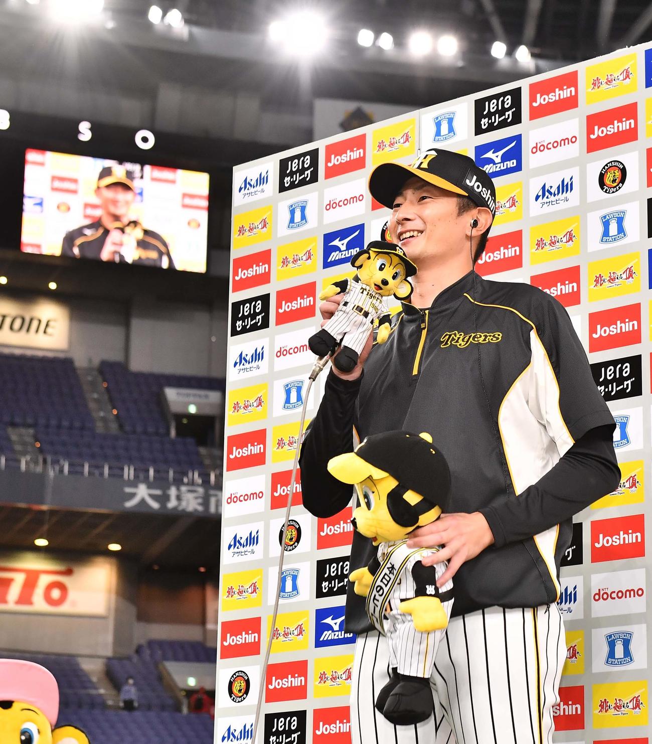阪神対広島　ヒーローインタビューで笑顔を見せる二保（撮影・上田博志）