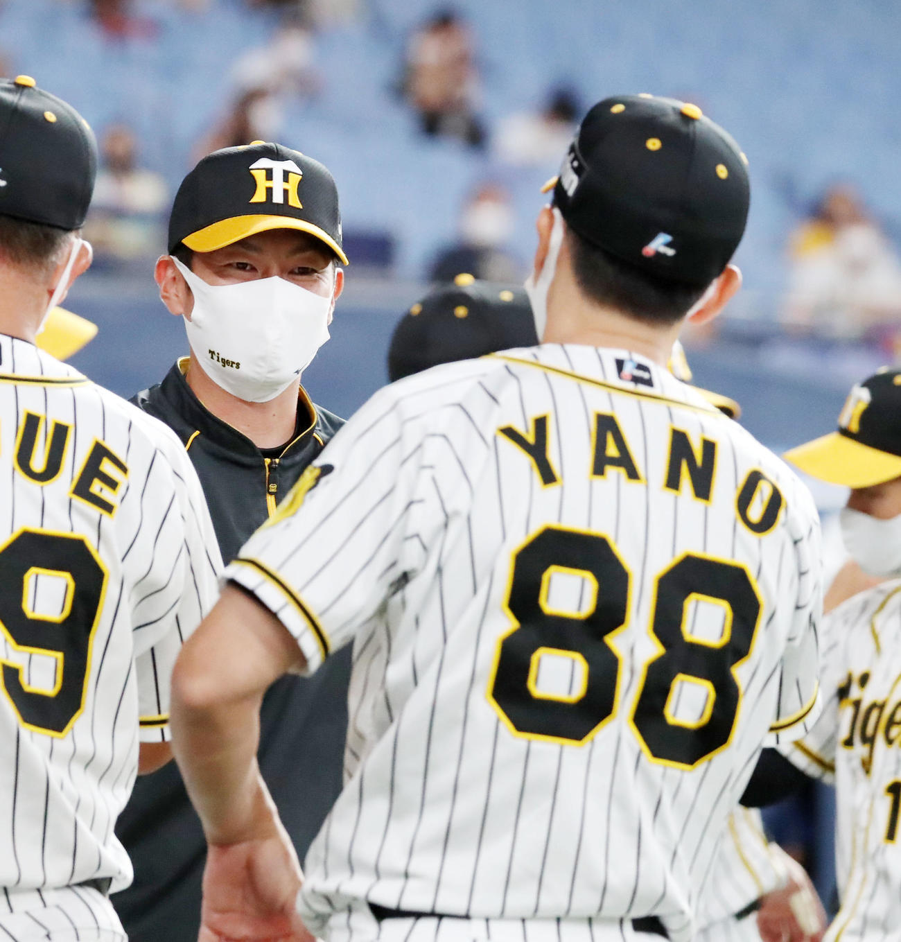 阪神対広島　広島に勝利し矢野監督（右）と笑顔でタッチする二保（撮影・加藤哉）