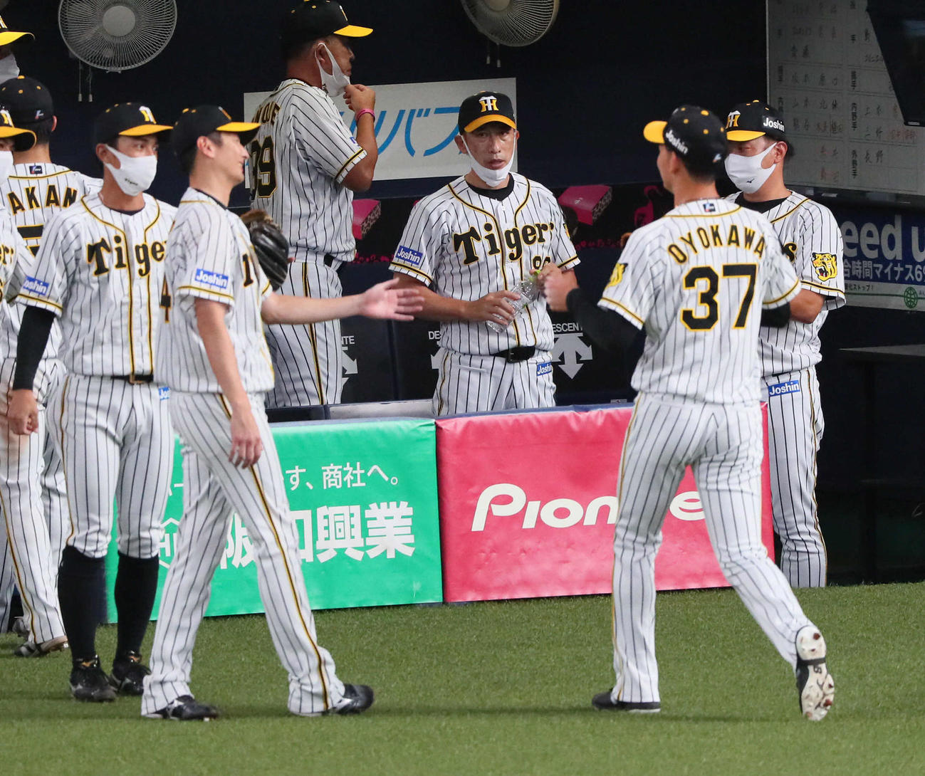 阪神対広島　6回表広島攻撃終了、矢野監督（中央）は二保（左）のピンチを救った及川（右）を見つめる（撮影・宮崎幸一）