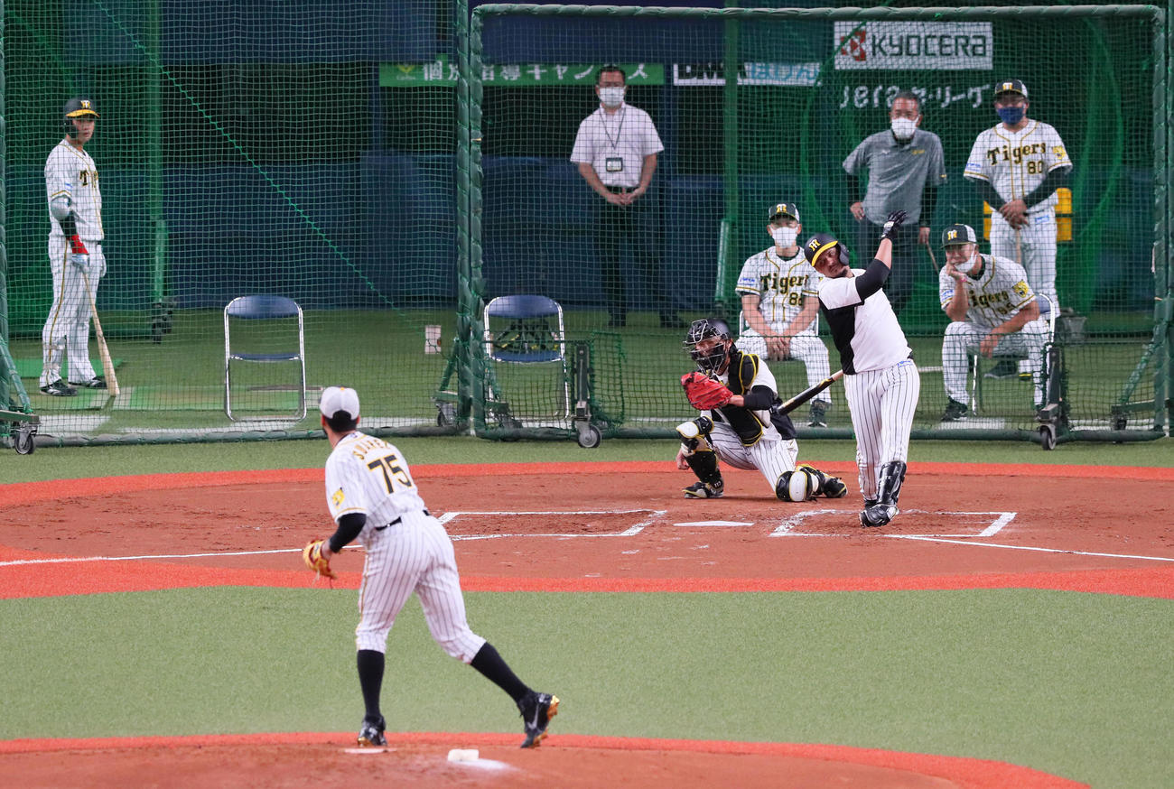 試合前シート打撃に登板したスアレスと対戦したマルテは空振りをとられる（撮影・宮崎幸一）
