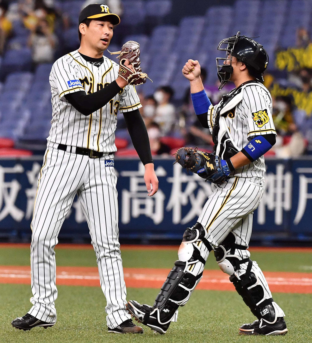 阪神対広島　9回表を無失点に抑え梅野（右）とグラブタッチして喜ぶ岩崎（撮影・上田博志）